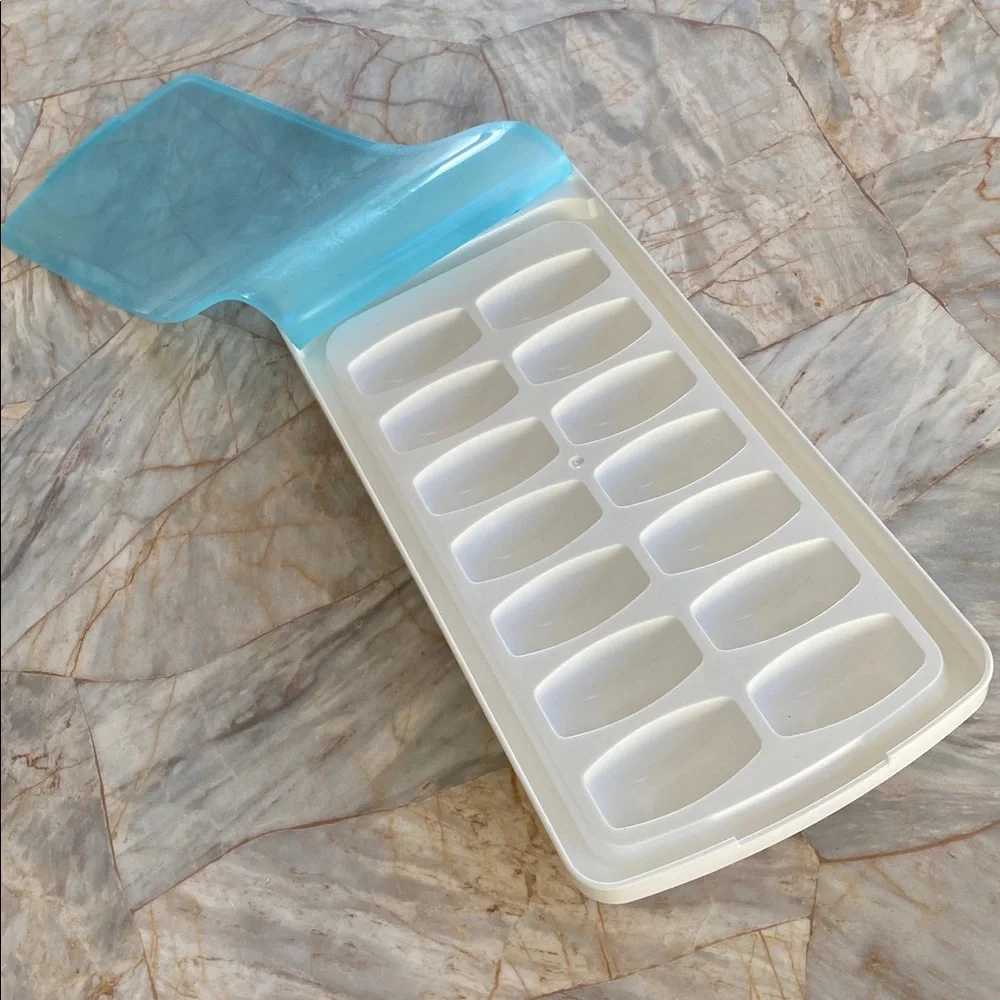 OXO Good Grips Silicone Lid Ice Cube Tray White Blue‎ 14 Cubes Spill Resistant